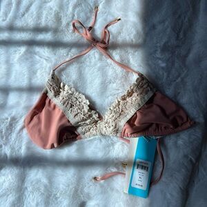 BEACH BUNNY LADY LACE TRI TOP.